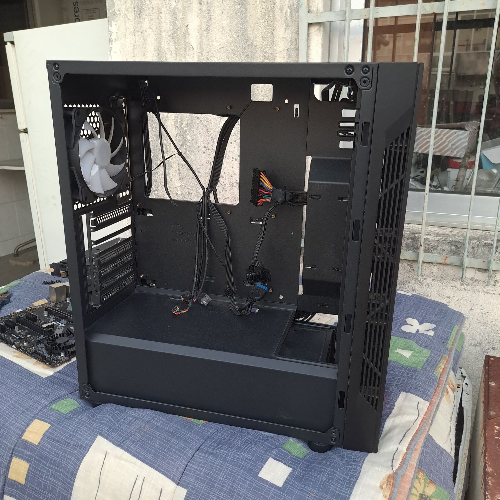 Caixa de Computador MSI com Vidro Temperado + Fonte Seasonic SS-620GB