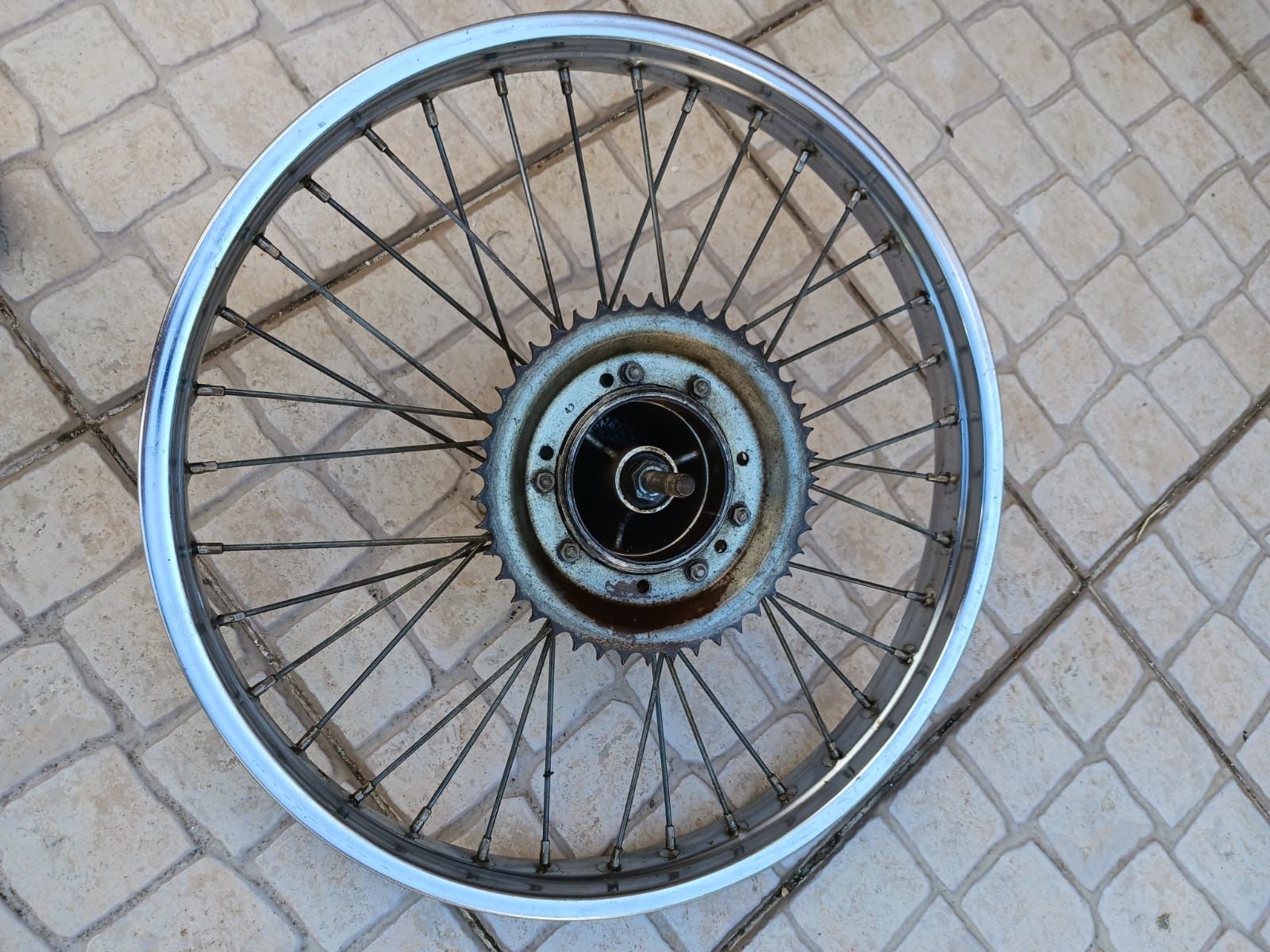 Vendo roda de mobilette Peugeot 103