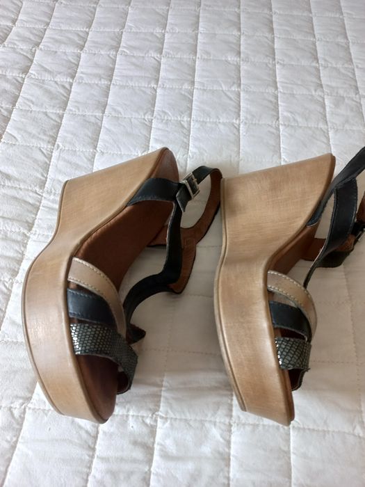 Sandálias pretas de pele Paula Urban Novas