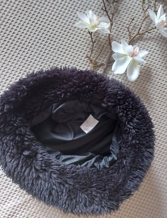 Ciepła,  czarna czapka ze sztucznego futerka