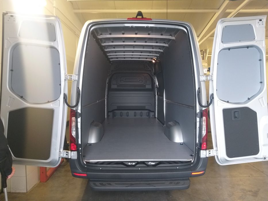 Zabudowy busów, tworzywo sztuczne, plastik ultralekki. Podłoga i boki