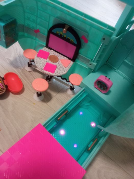 Kamper L.O.L. Suprise!