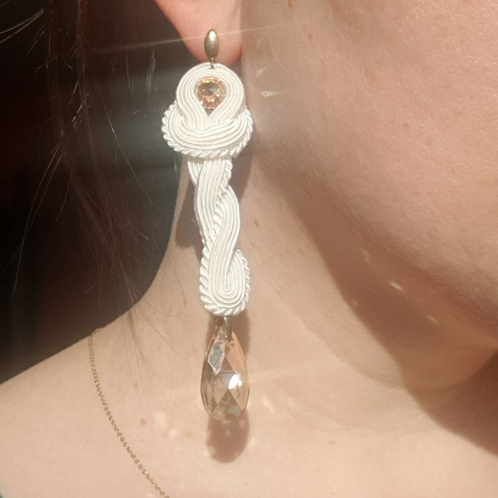 Kolczyki długie, białe, sutasz