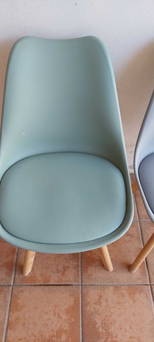 4 Cadeiras de cozinha  e mesa