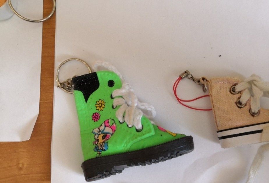 Breloczek but trampek - komplet