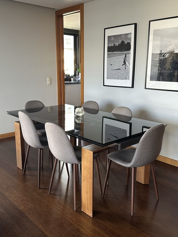 Mesa de jantar extensível em vidro temperado fumado e madeira