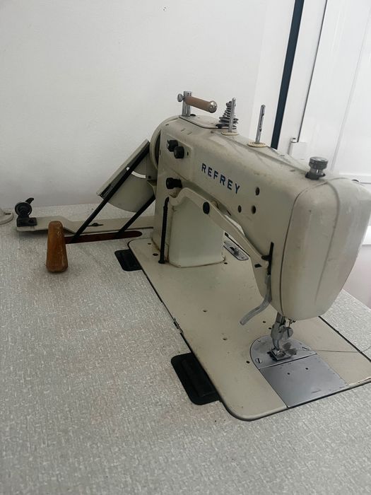 Máquina de costura Refrey Industrial  c/mesa e elétrica