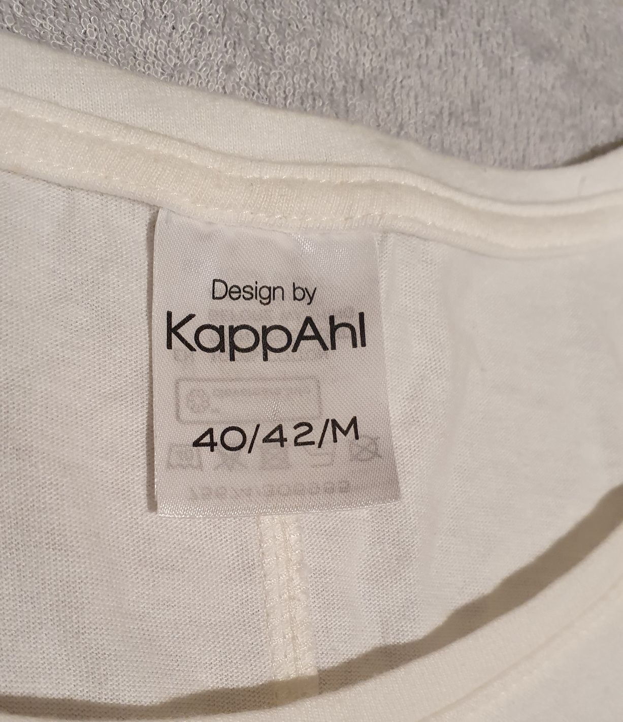 Bluzka KappAhl biała z napisami. M