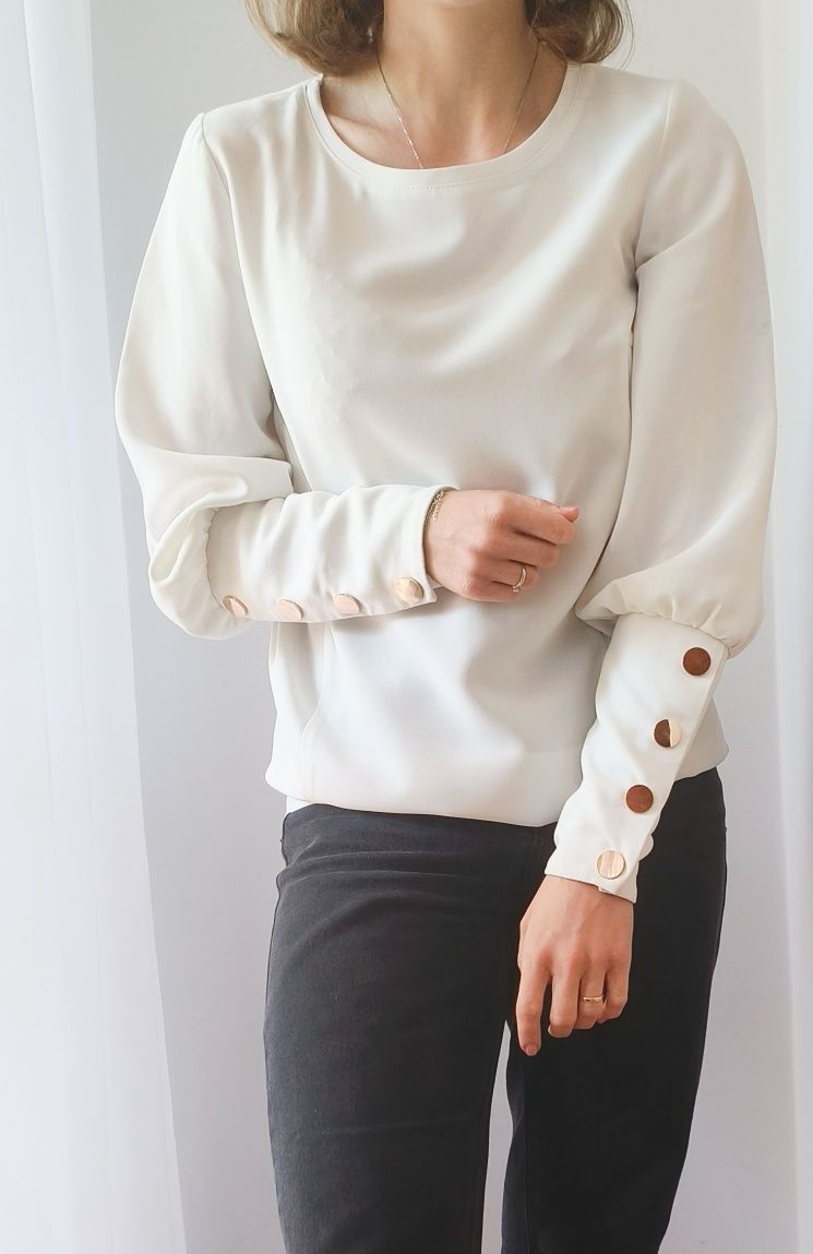 Elegancka klasyczna bluzka z eleganckimi rękawami kremowa białaS