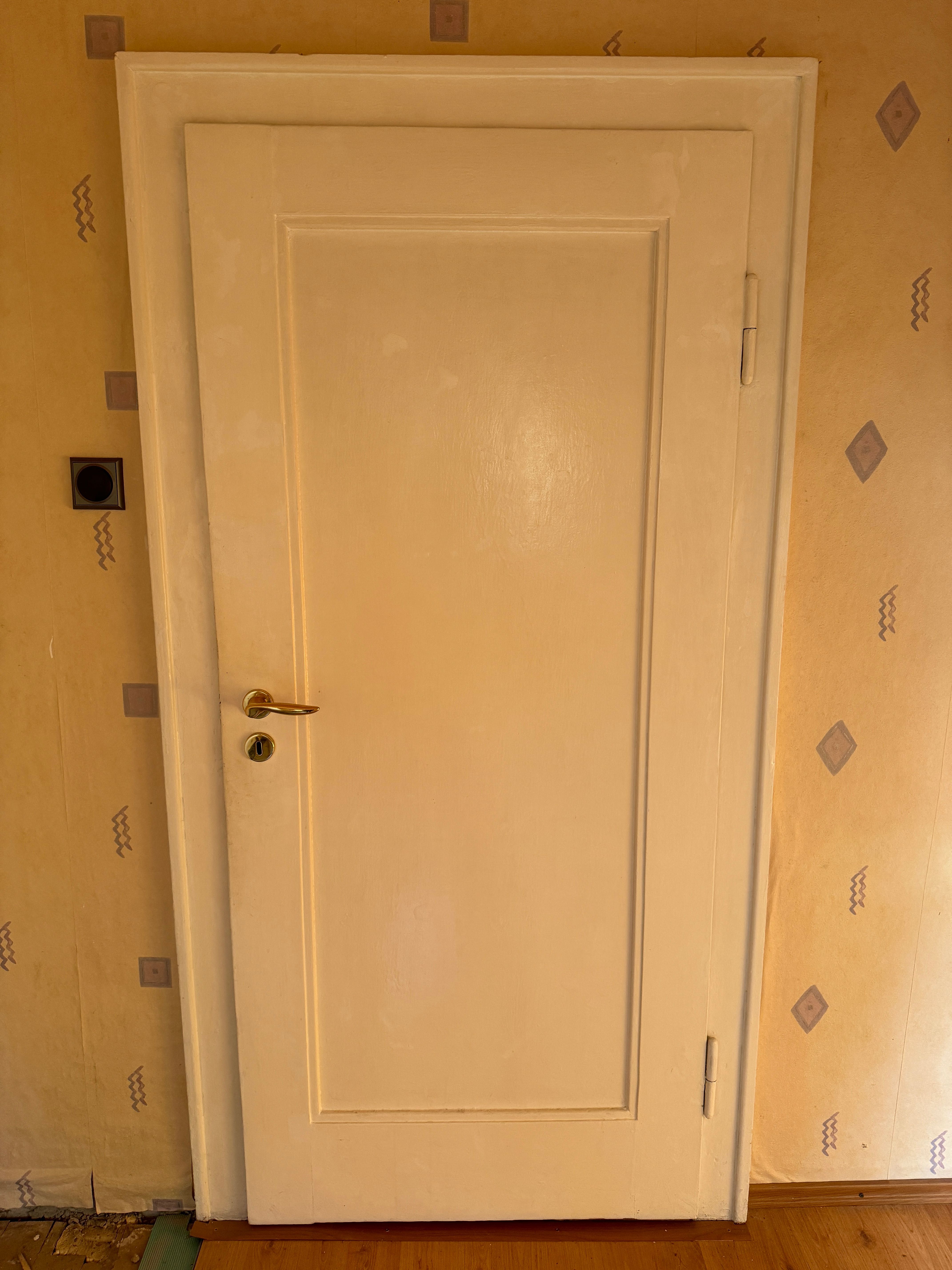 Stare poniemieckie drewniane drzwi z ościeżnicami