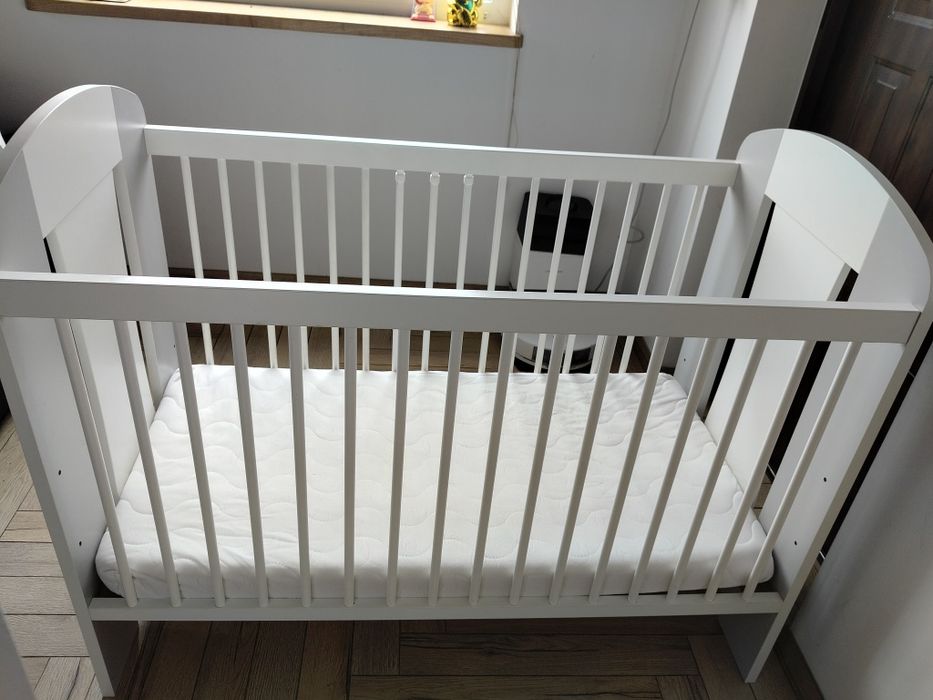 Łóżeczko niemowlęce Klupś z materacem i prześcieradłami