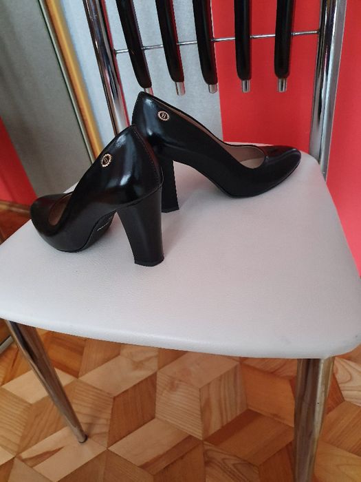 Wysokie czarne pantofelki
