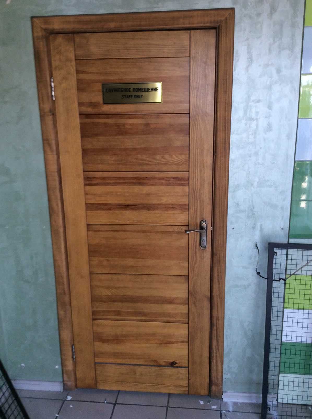 Дверь деревянная с ручкой и замком