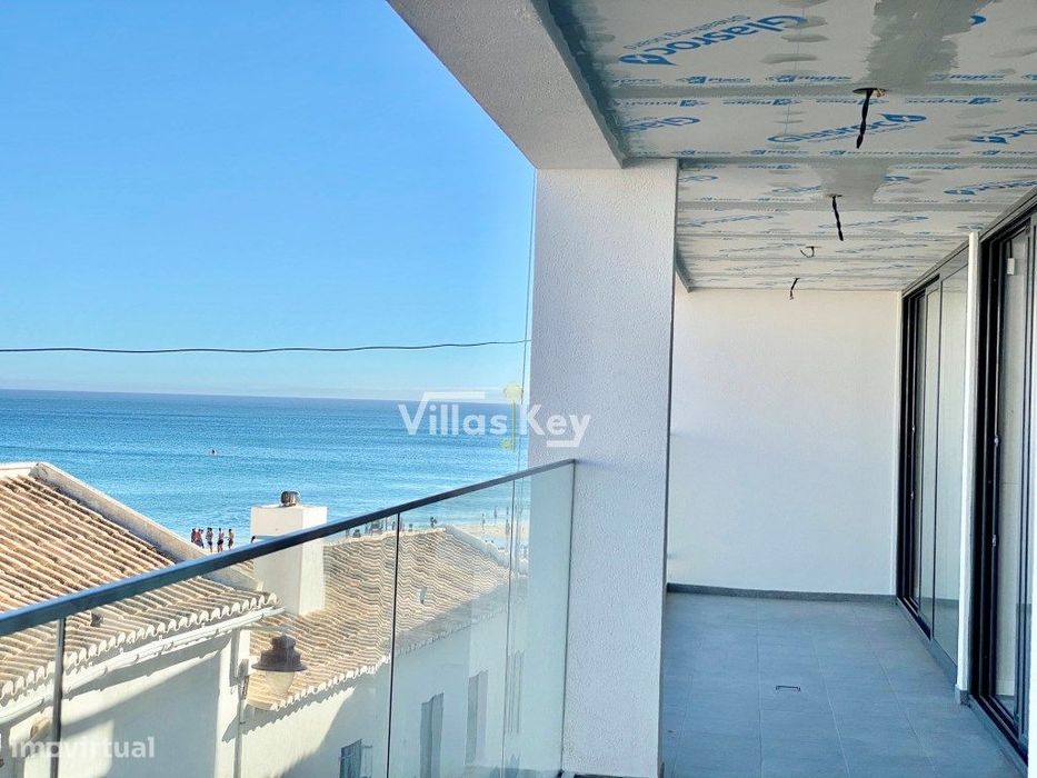 Apartamento T3+1, localizado ao lado da Praia com excelente vista mar.