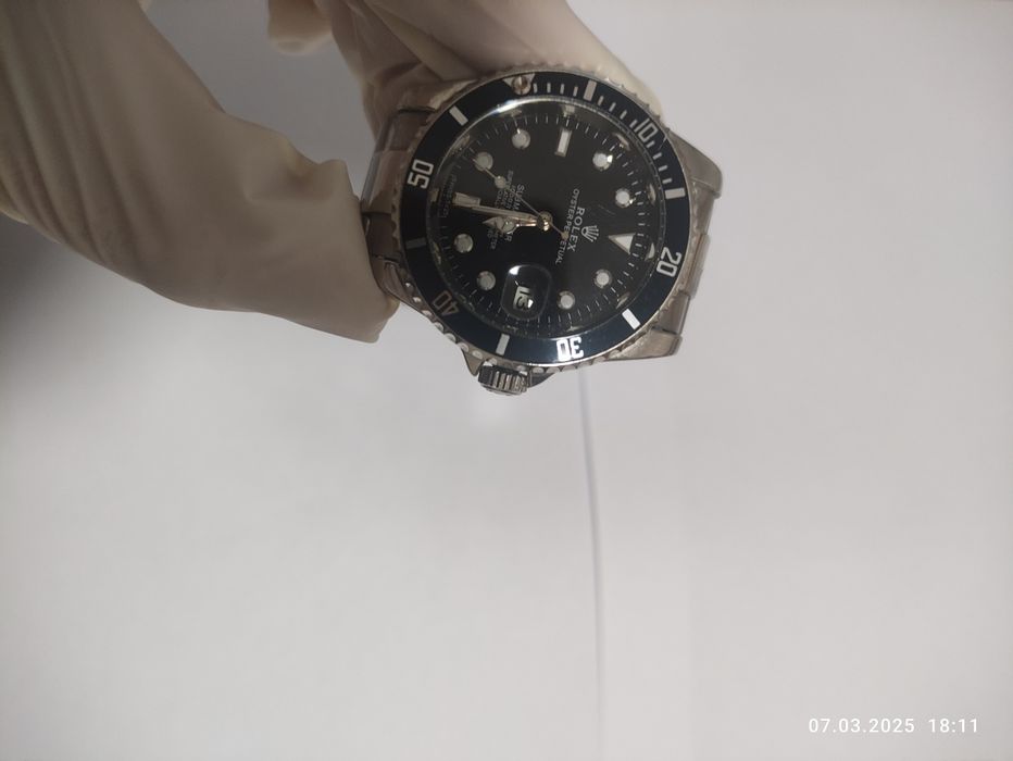 Годинник Rolex Submariner 
аналоговим циферблатом, в дуже гарному ста