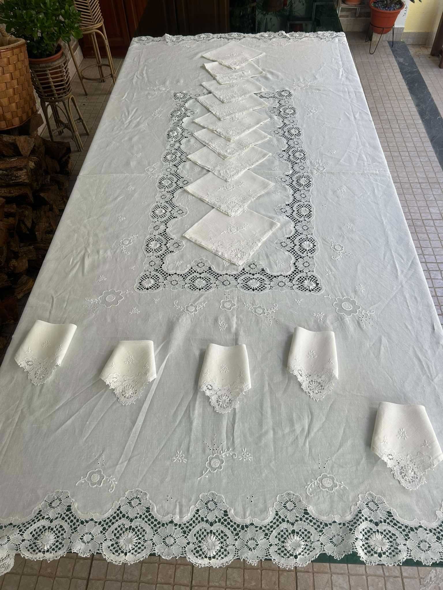 Toalha de mesa em puro linho, bordada com aplicação de renda de Bilros
