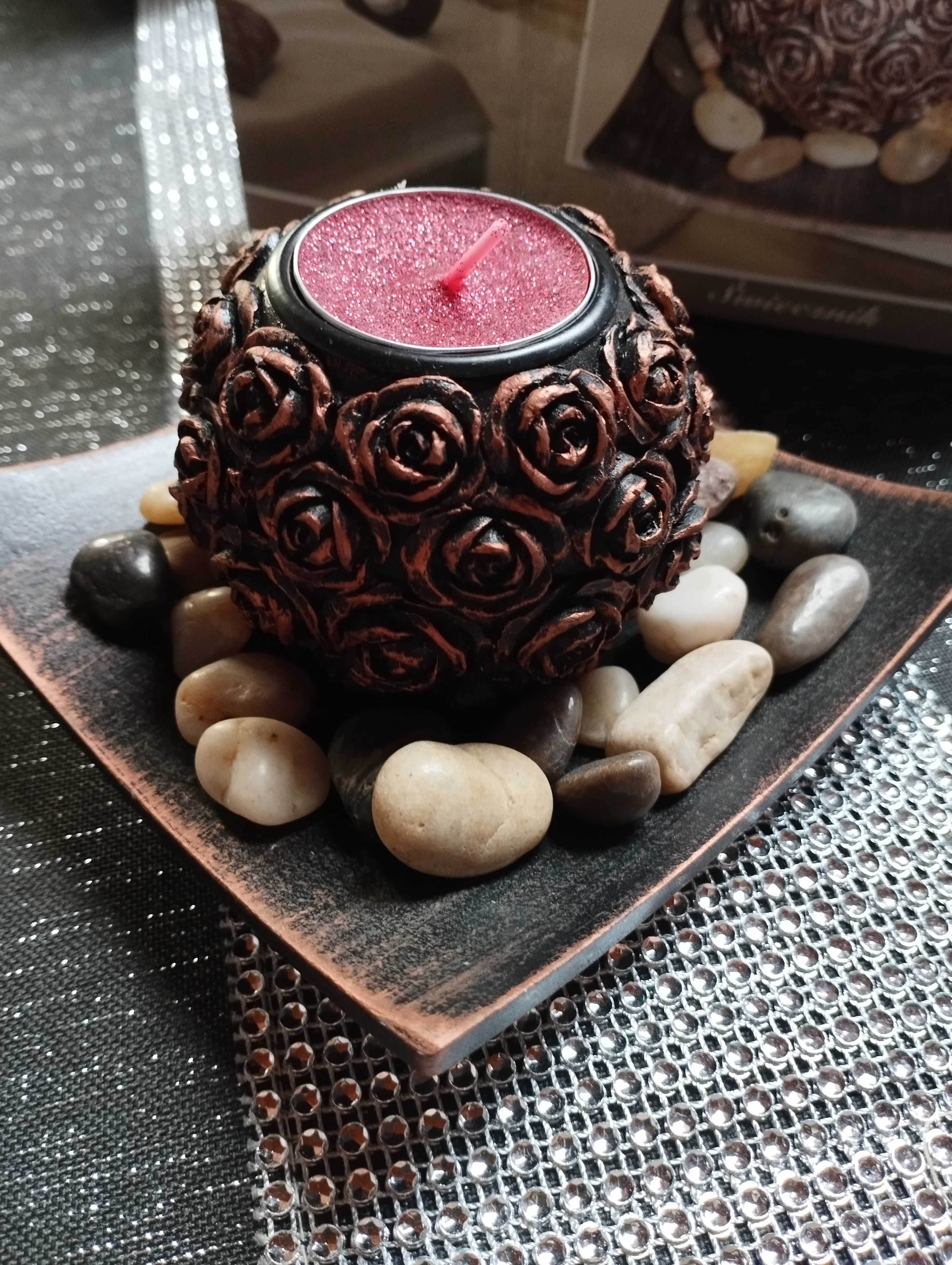 Świecznik róże z podstawą kamienie dekoracja ozdoba na stół