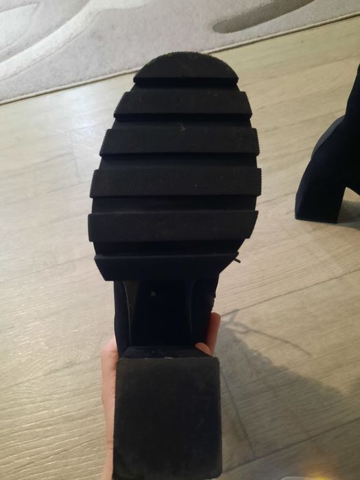 Продам ботинки нові демісезонні