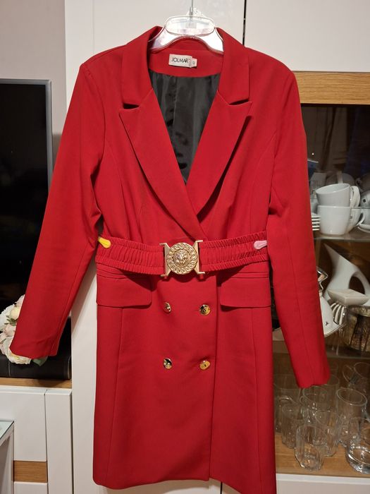 Sukienka typu marynarka dwurzędowa że złotą klamrą lwa