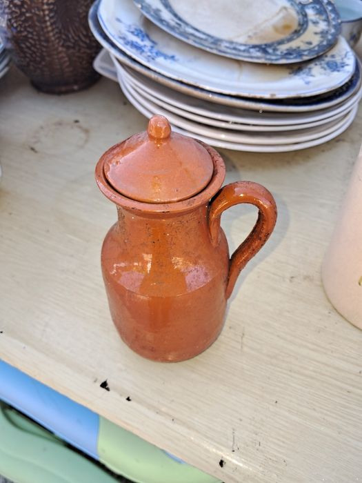 Jarrinho de barro com tampa