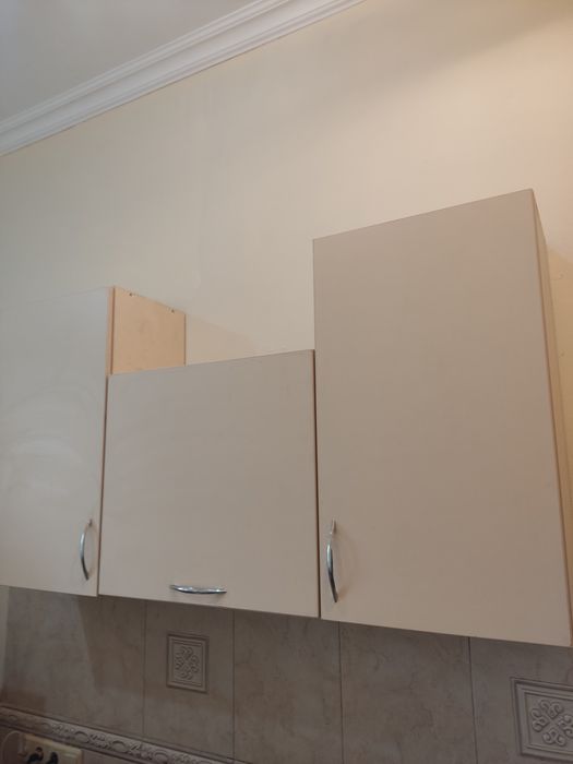 Кухня вбудована, навісні ящики, фасади,теплий бежевий колір, нові