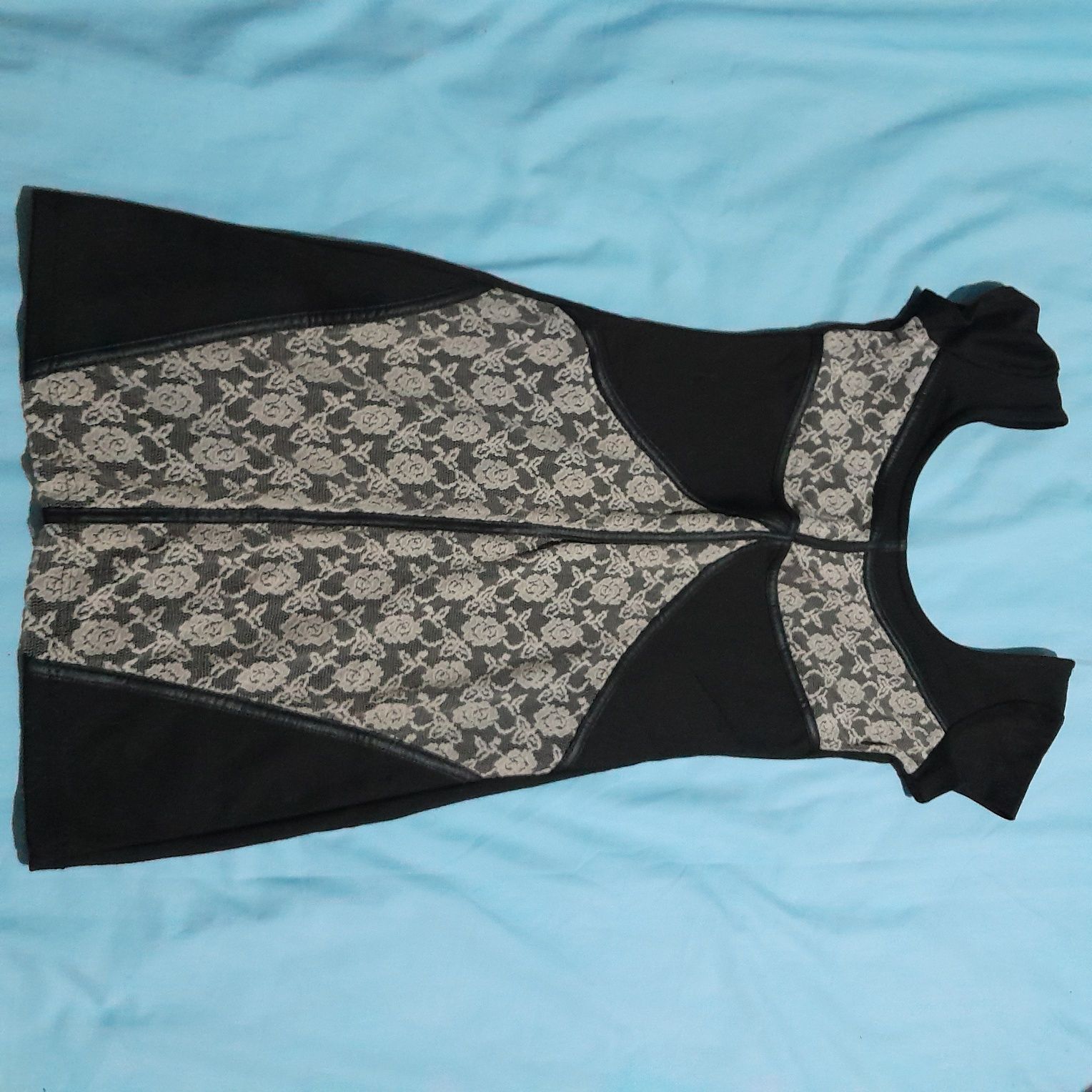 Vários vestidos com pouco uso