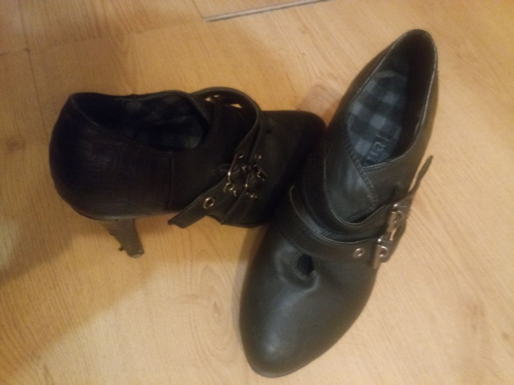 Buty na obcasie czarne Rozmiar 37 ze sklepu Deichmann