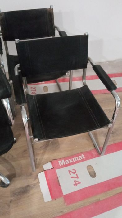 3 cadeiras usadas com marcas de uso