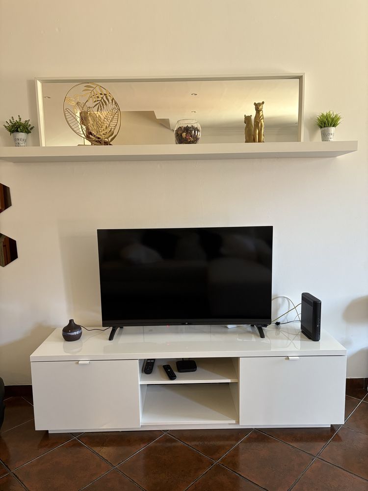 Conjunto de Espelho, Prateleira e Móvel de TV