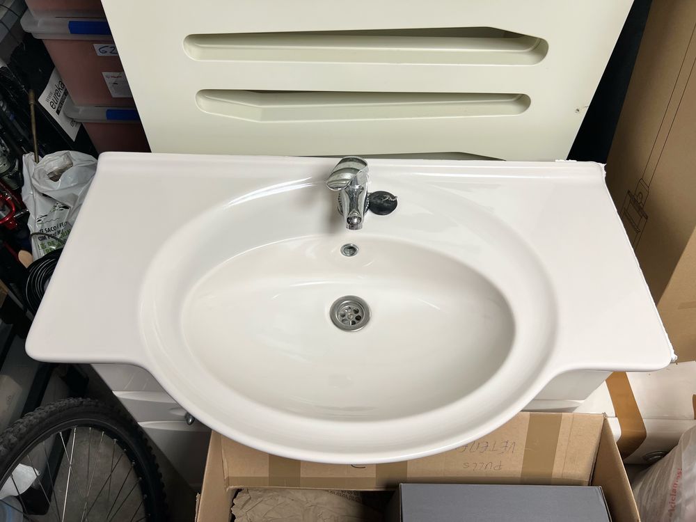 Louça completa WC: lavatório com armário, bidé e sanita com autoclismo