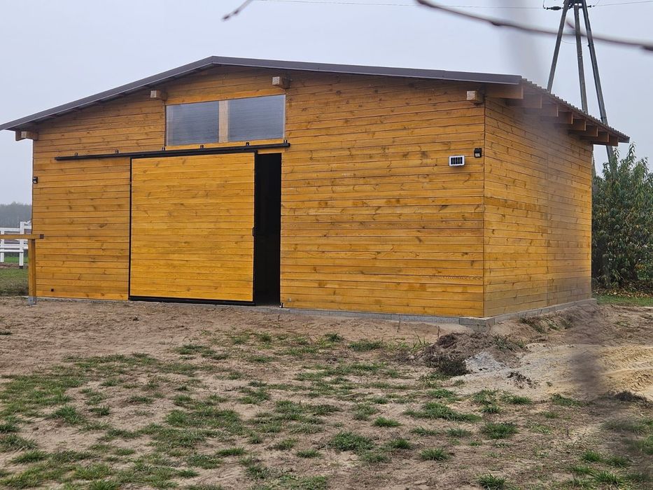 Drewniana stajnia z korytarzem