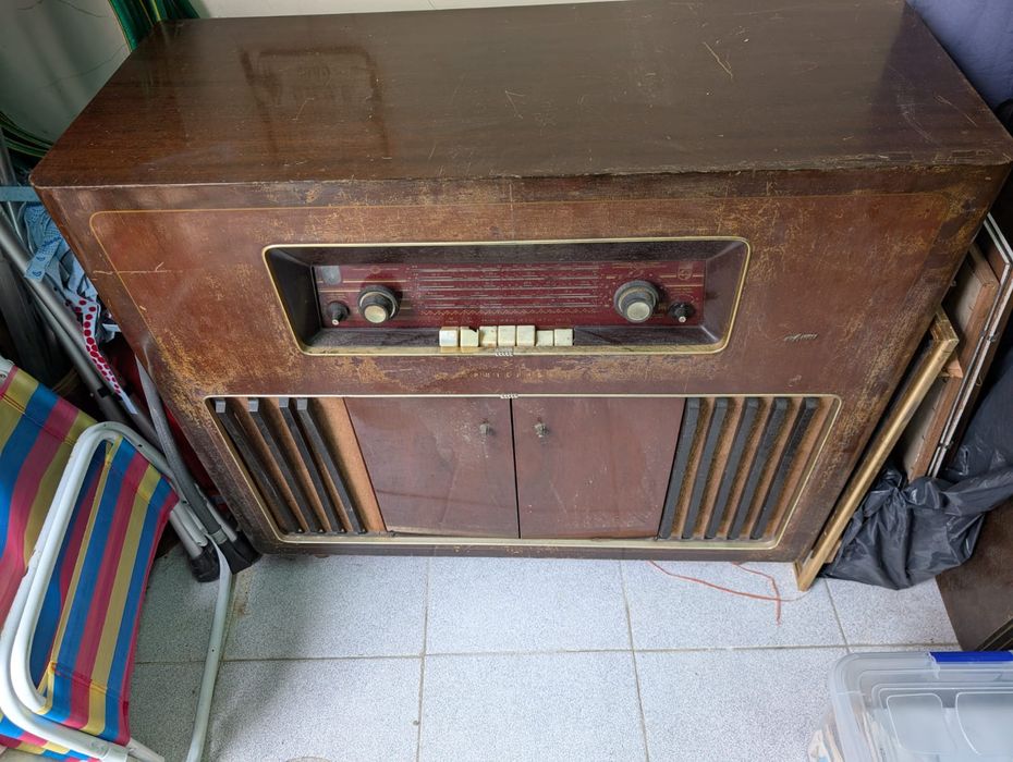 Vendo dois móveis com rádio e giradiscos.dicos.