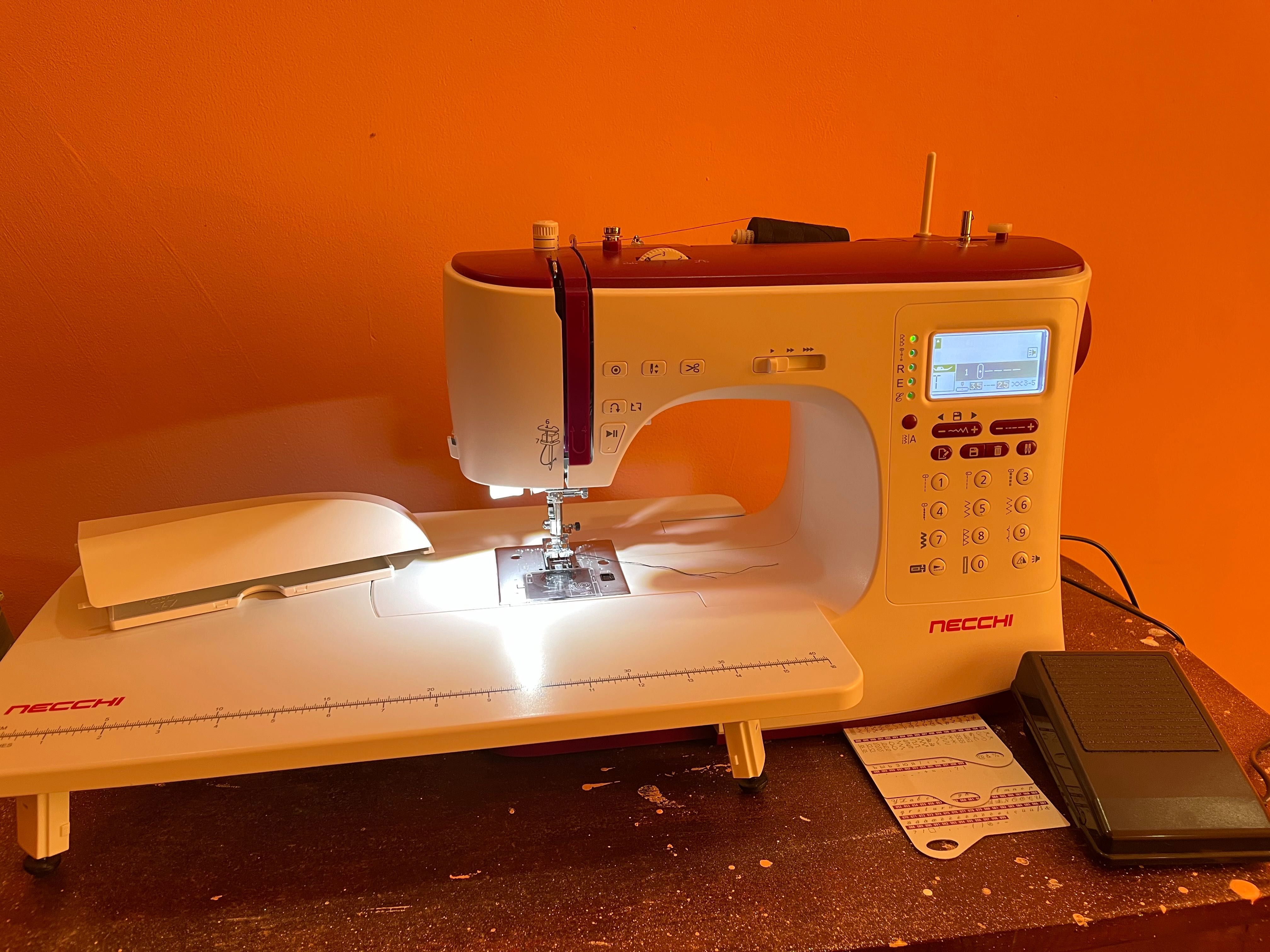 Компʼютерна швейна машинка Necchi NC-204D