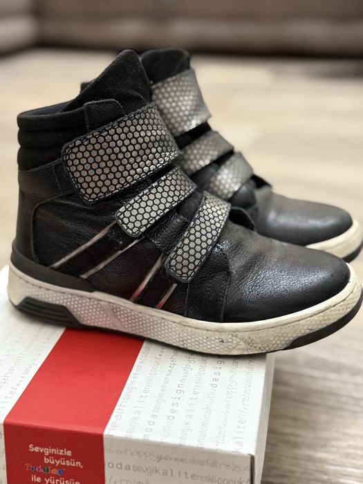 Дитячі шкіряні боти 32 розмір як на дічинку так і на хлопчика