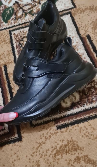 Продам шкіряні  кросівки