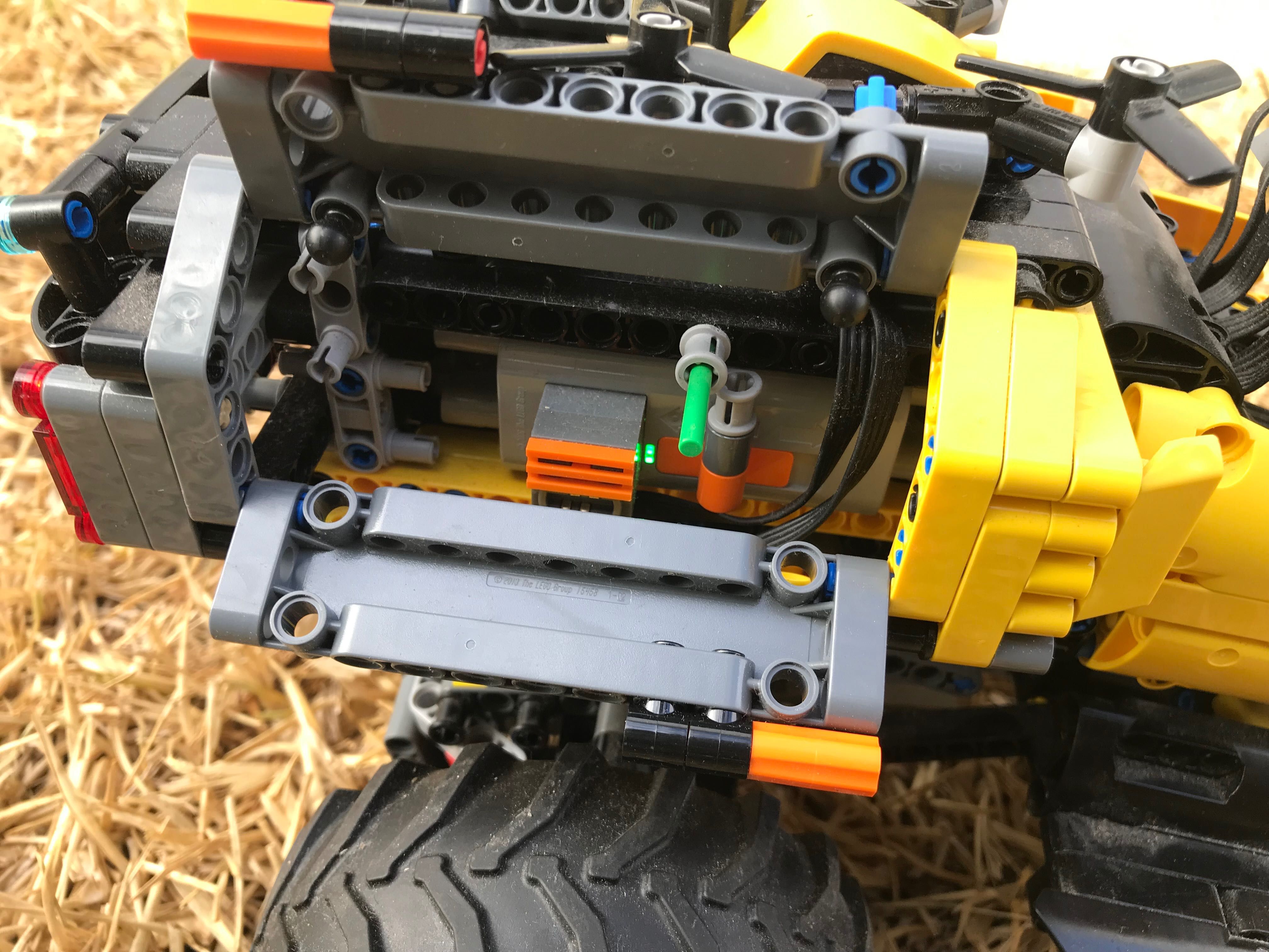 Lego Technic: Volvo Concept Wheel Loader ZEUX (motorizado)