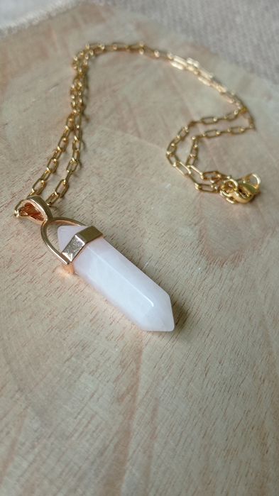 Przecena, Naszyjnik z kwarcu różowego w złotym, metalowym okuciu