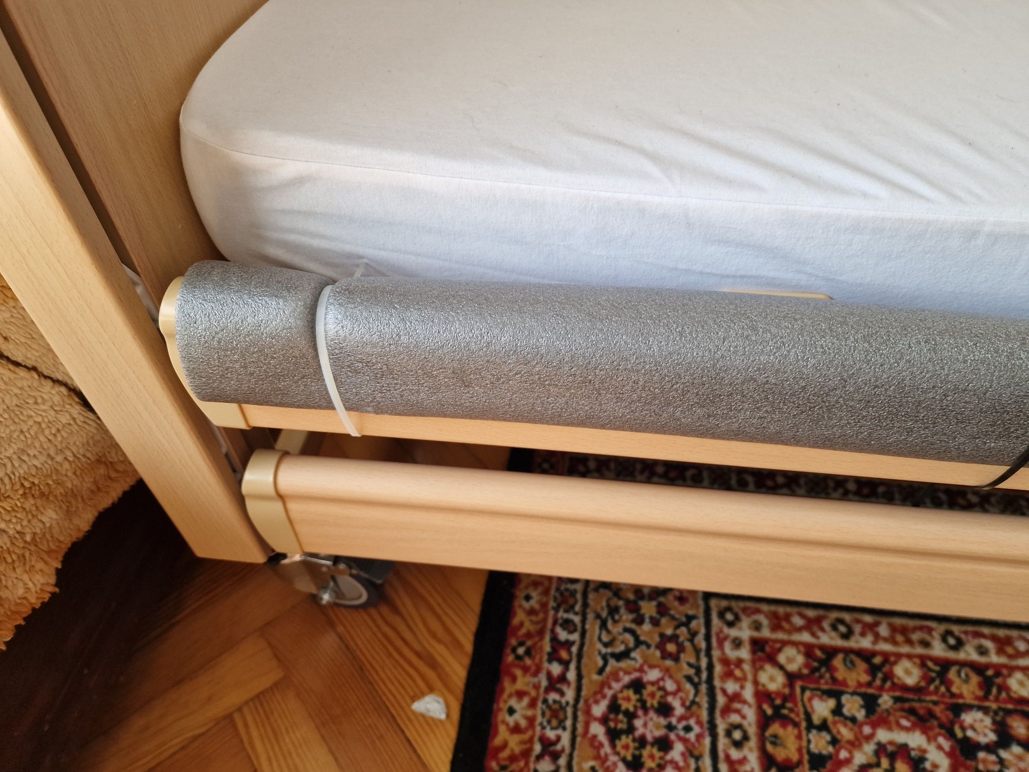 Łóżko rehabilitacyjne elektryczne z podnośnikiem