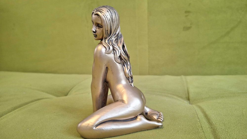 Statuetka nagich kobiet klęcząca