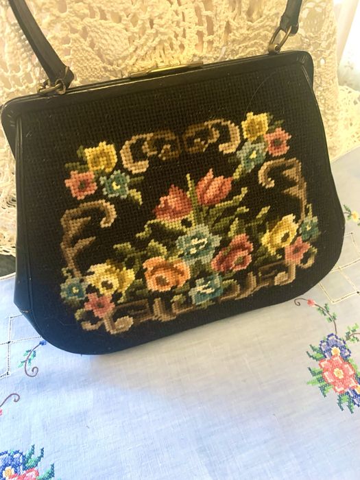 Сумка с вышивкою, наволочки на диванные подушки4-5