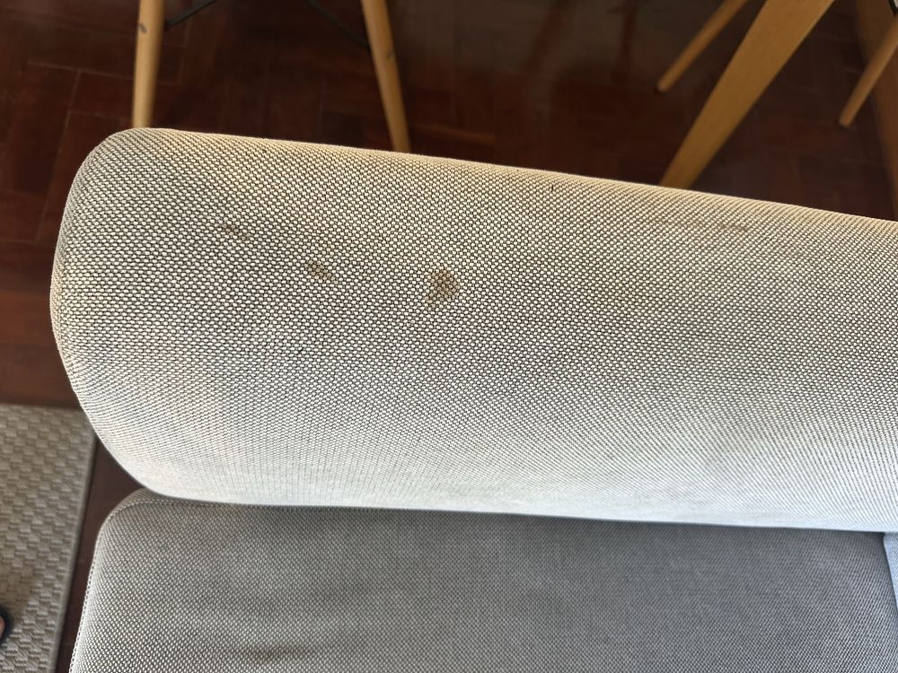 Sofá três lugares cinzento