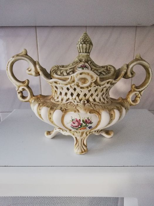 Conjunto de loiça com duas terrinas e uma travessa, pintado à mão