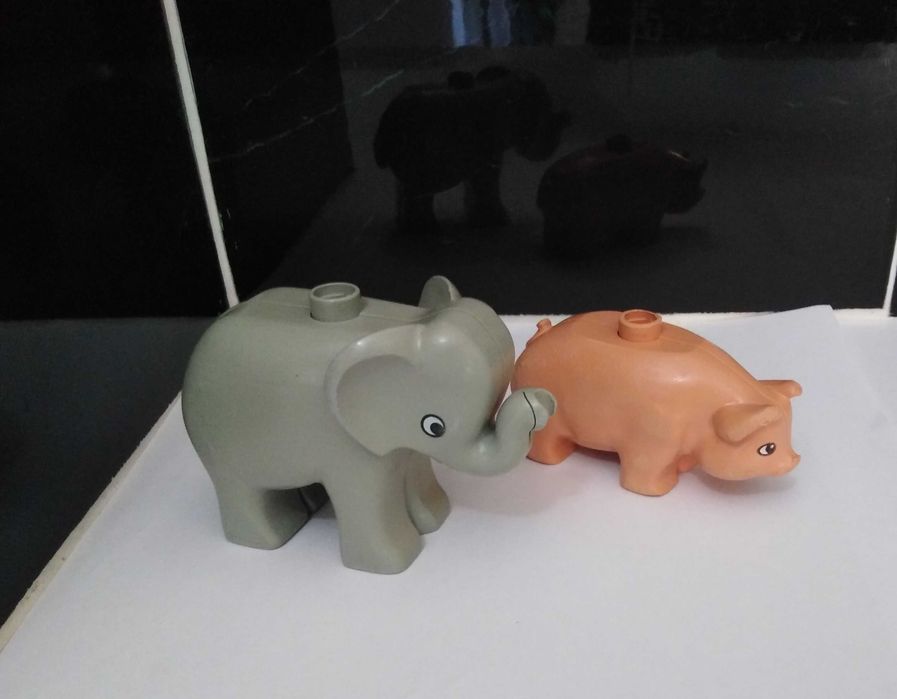 Livro da colecção Lego duplo a Quinta + 2 Figuras.