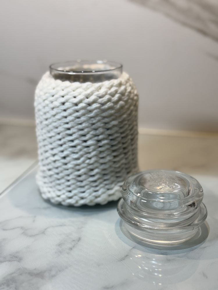 Handmade biały sweterek na świecę w słoiku