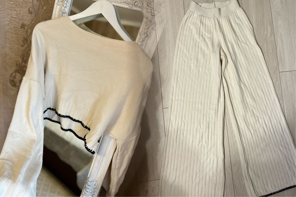 Костюм з широкими штанами та вкороченим светром