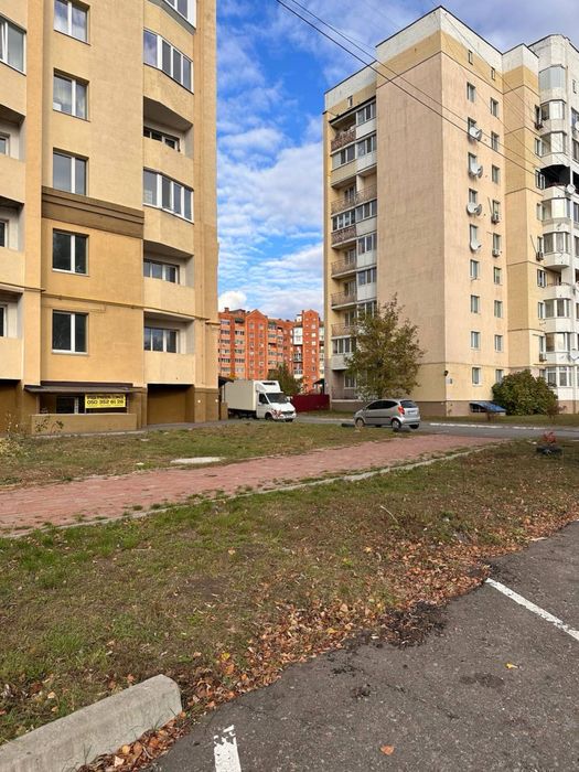 Здається в оренду цьокольне приміщення, окремий вхід з фасаду