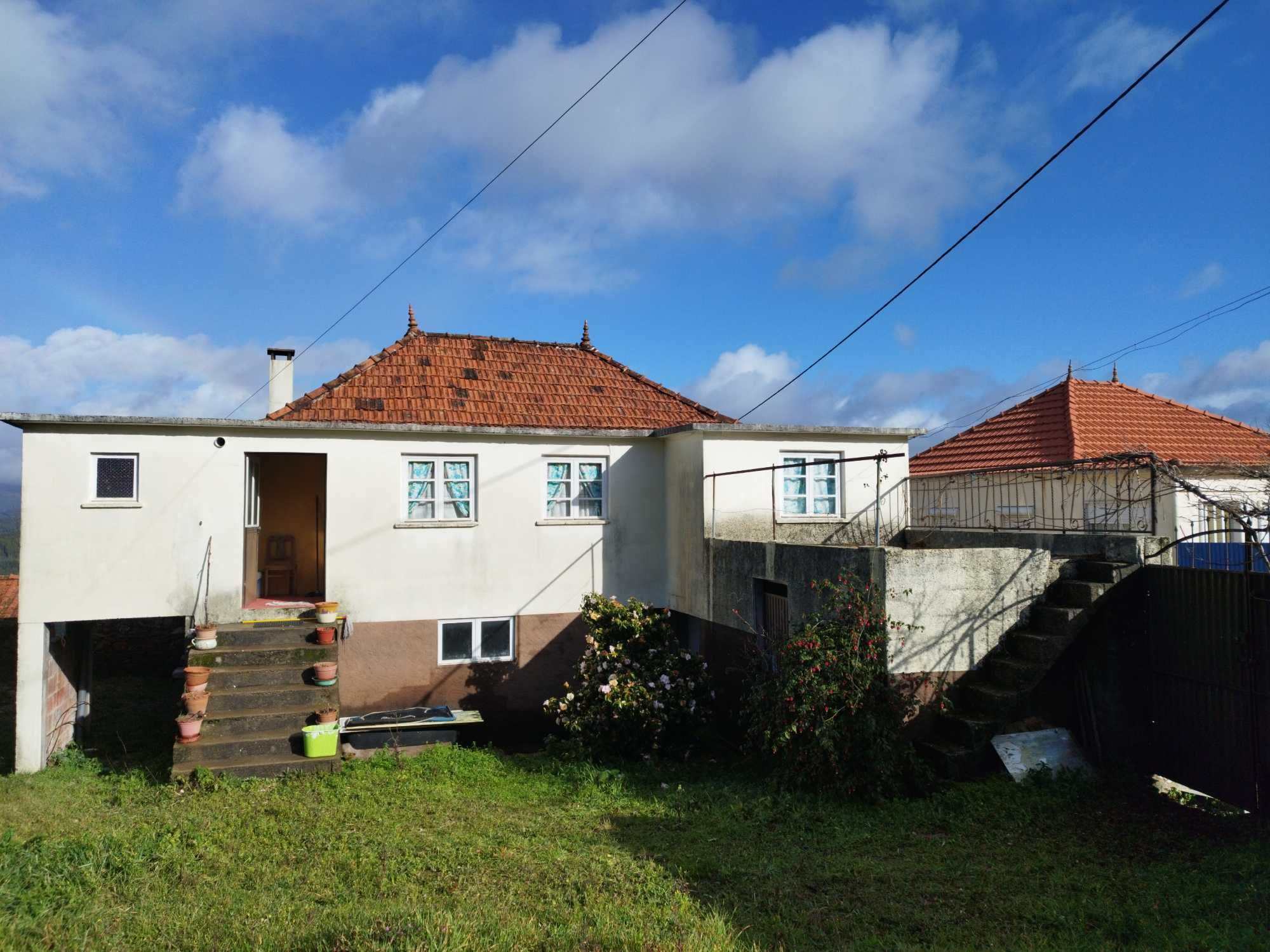 Vende-se casa antiga
