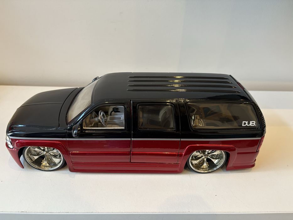 Model Chevrolet Suburban 1:18 Jada Toys (maisto welly bburago)
