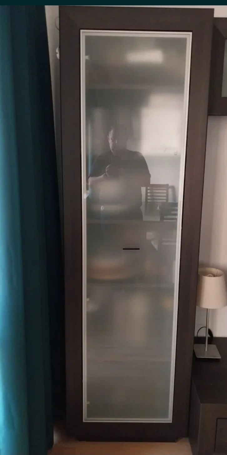 Stôł z krzesłami, witryna stojąca i wisząca  oraz półka pod tele