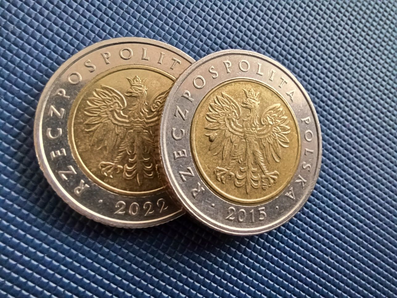 5 zł z 2015 r z błędem na piórach orła